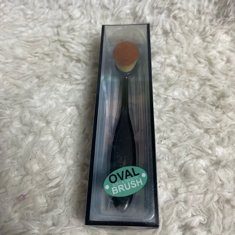 New in box Oval Blending & Contouring Brush